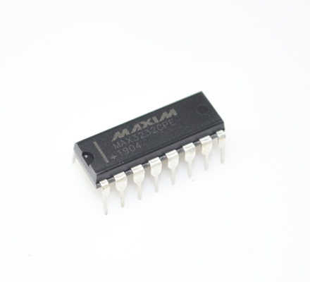 MAX3232CPE RS-232 Transceiver ±15kV ESD Protection 3.0-5.5V Wide Voltage 1μA Low Power 250kbps Data Rate 2 Drivers/2 Receivers DIP-16 Package for Industrial Comms