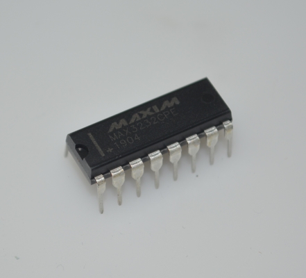 MAX3232CPE RS-232 Transceiver ±15kV ESD Protection 3.0-5.5V Wide Voltage 1μA Low Power 250kbps Data Rate 2 Drivers/2 Receivers DIP-16 Package for Industrial Comms