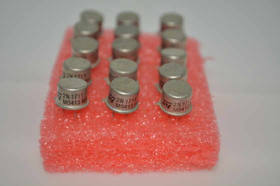 2N1711 NPN Transistor 50V/600mA 100MHz Frequency Low Saturation Voltage High Beta TO-39 Metal Package Industrial Temperature Range Reliable Switching General-Purpose Amplification